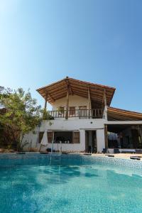 una casa con piscina frente a ella en Casa Primitivo en Barichara