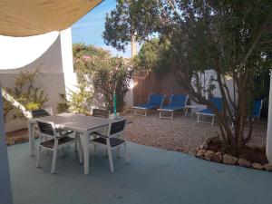 a patio with a table and chairs in a yard at Villa Dacla in Lampedusa