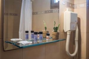 una mensola in vetro in bagno con telefono di THOLOS HOTEL a Delfi
