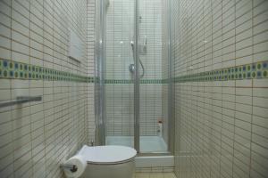 een badkamer met een douche, een toilet en een bad bij Jama Maison Garden in Napels +18 foto's