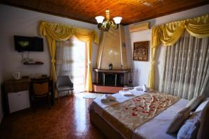 Un pat sau paturi într-o cameră la Rezidenca Aurel Center