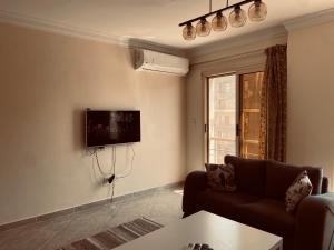 TV a/nebo společenská místnost v ubytování Cozy 2 BR in New Cairo City - Gated Compound