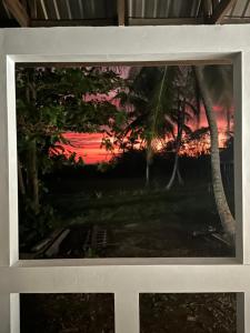 コーン諸島にあるSilversands Retreatの家の窓から夕日を望む