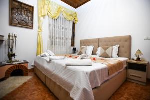 Un pat sau paturi într-o cameră la Rezidenca Aurel Center