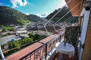 O vedere generală la munți sau o vedere la munte luată de la această vilă