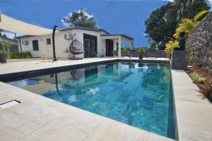 Bazén v ubytování Le Beau Vallon 1 classée 4 étoiles - Jacuzzi privatif et piscine chauffée partagée nebo v jeho okolí