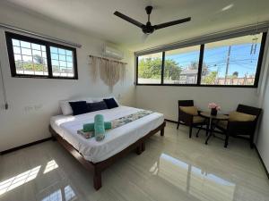 Ένα ή περισσότερα κρεβάτια σε δωμάτιο στο Talasa Condo +25 φωτογραφίες