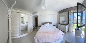 um quarto com uma cama grande e um espelho em Marassi Marina Chalet em El Alamein