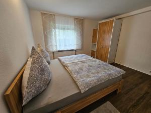 a small bedroom with a bed with a window at Ferienwohnung Medina in Bad Wildungen