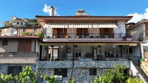 una casa antigua con balcón en una ciudad en Rezidenca Aurel, en Berat