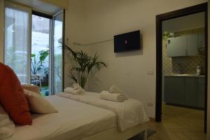 een slaapkamer met een bed met twee handdoeken erop bij Jama Maison Garden in Napels