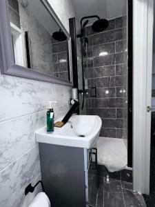 een badkamer met een wastafel, een toilet en een spiegel bij The White Lion Hotel, Church Road, Yate BS37 5BG in Yate