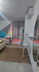 Cette chambre comprend un canapé, une chaise et une table. dans l'établissement Coordenadas Ibiza, à Ibiza