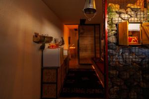 um corredor com uma cozinha e um frigorífico num quarto em Xhubleta Room - Old Bazaar em Pec