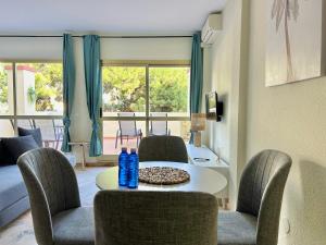 sala de estar con mesa y sillas en Beachside home in Marbella for couples, en Marbella