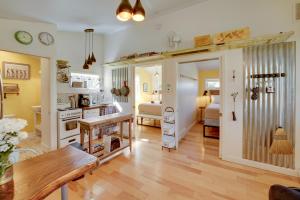 Sala de estar con cocina y dormitorio en 4-Season Gold Coast Cottage, 2 Mi to Winter Sports, en Muskegon