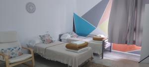 Habitación con 2 camas y pared colorida. en Coordenadas Ibiza, en Ibiza