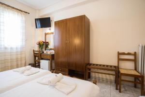 Letto o letti in una camera di THOLOS HOTEL