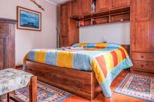 埃多洛Appartamento Panoramico Edolo的一间卧室配有一张木柜床