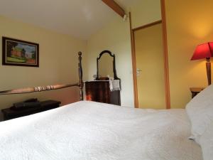 a bedroom with a white bed and a mirror at Charmant gîte familial avec jardin et Wifi, animaux admis - FR-1-622-77 in Vihiers