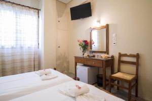 Letto o letti in una camera di THOLOS HOTEL