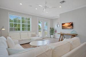 - un salon avec un canapé blanc et une table dans l'établissement Isla Key Lime - Island Paradise, Waterfront Pool, Prime Location, à Islamorada