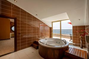 Um banheiro em Megasaray Westbeach Antalya