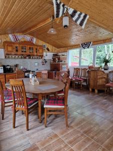 eine Küche und ein Esszimmer mit einem Tisch und Stühlen in der Unterkunft Casa Pojorâta in Pojorîta
