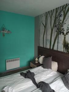 a bedroom with a bed with a painting on the wall at Kalcunova guest house in Sandanski
