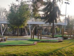 un campo de minigolf en un parque con un puente en Departamento en Puebla (en torre Artema- zona Angelópolis), en Puebla