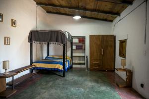 een slaapkamer met een hemelbed bij Casa TranSierra in Oaxaca City