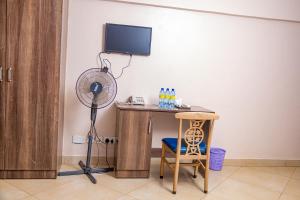 TV a/nebo společenská místnost v ubytování Paleo Hotel and Spa, Thika