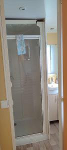 uma porta de vidro de um chuveiro numa cozinha em Quinta das pedras 53 C marconi em Vendas Novas