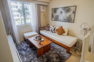 - un salon avec un canapé et une table dans l'établissement 1Bedroom Condo Unit, à Iloilo