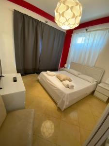 1 dormitorio con cama y lámpara de araña en conny, en Pachino