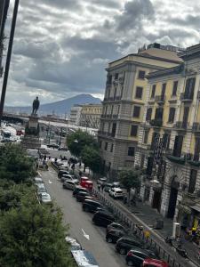 eine Stadtstraße mit Autos auf einem Parkplatz in der Unterkunft La Grande Bellezza in Neapel