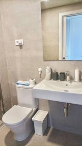 a bathroom with a white toilet and a sink at Habitación con baño privado para una sola persona No se renta apartamento completo in Palma de Mallorca