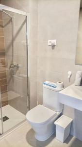 a bathroom with a shower and a toilet and a sink at Habitación con baño privado para una sola persona No se renta apartamento completo in Palma de Mallorca