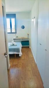 a small room with a bed and a window at Habitación con baño privado para una sola persona No se renta apartamento completo in Palma de Mallorca
