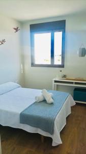 a bedroom with a bed with two towels on it at Habitación con baño privado para una sola persona No se renta apartamento completo in Palma de Mallorca