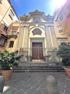 ナポリにあるEpoca Suites Napoliの門前の建物