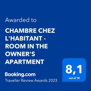 uma caixa de texto azul com as palavras alteradas para chameere chez bibliotecário em CHAMBRE CHEZ L'HABITANT - ROOM IN THE OWNER'S APARTMENT em Nice