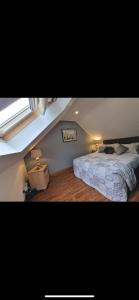 2 fotos de un dormitorio con cama y ventana en Woodland lodge, apartment, en Derry Londonderry