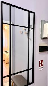 uma porta de vidro com uma cadeira num quarto em Appartamento moderno Freidour, metro Rivoli em Turim