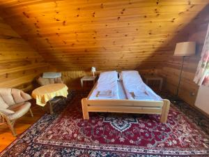 um quarto com uma cama num quarto de madeira em Ostoja nad Bugiem em Janów Podlaski
