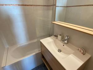 Kúpeľňa v ubytovaní Appartement cosy au cœur de Châtel, proche télécabine et activités avec Multi Pass à 3€/jour! - FR-1-693-69