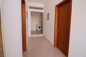 um corredor com uma porta que dá para um quarto em Lengu Holidays Houses em Saranda