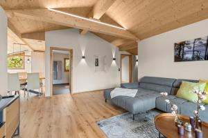 ein Wohnzimmer mit einem Sofa und einem Tisch in der Unterkunft Stilvolle 4.5 Zimmer Wohnung nahe der Talstation in Vella
