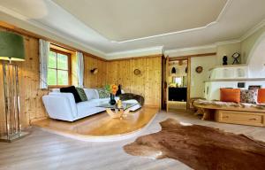 Posezení v ubytování 5* Panorama Chalet mit Sauna by Belle Stay + 67 fotografií