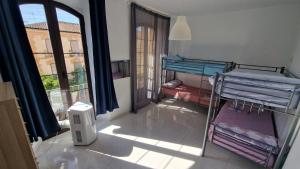 馬拉加的住宿－Historic Malaga Centro Rooms，客房设有两张双层床和一扇窗户。
